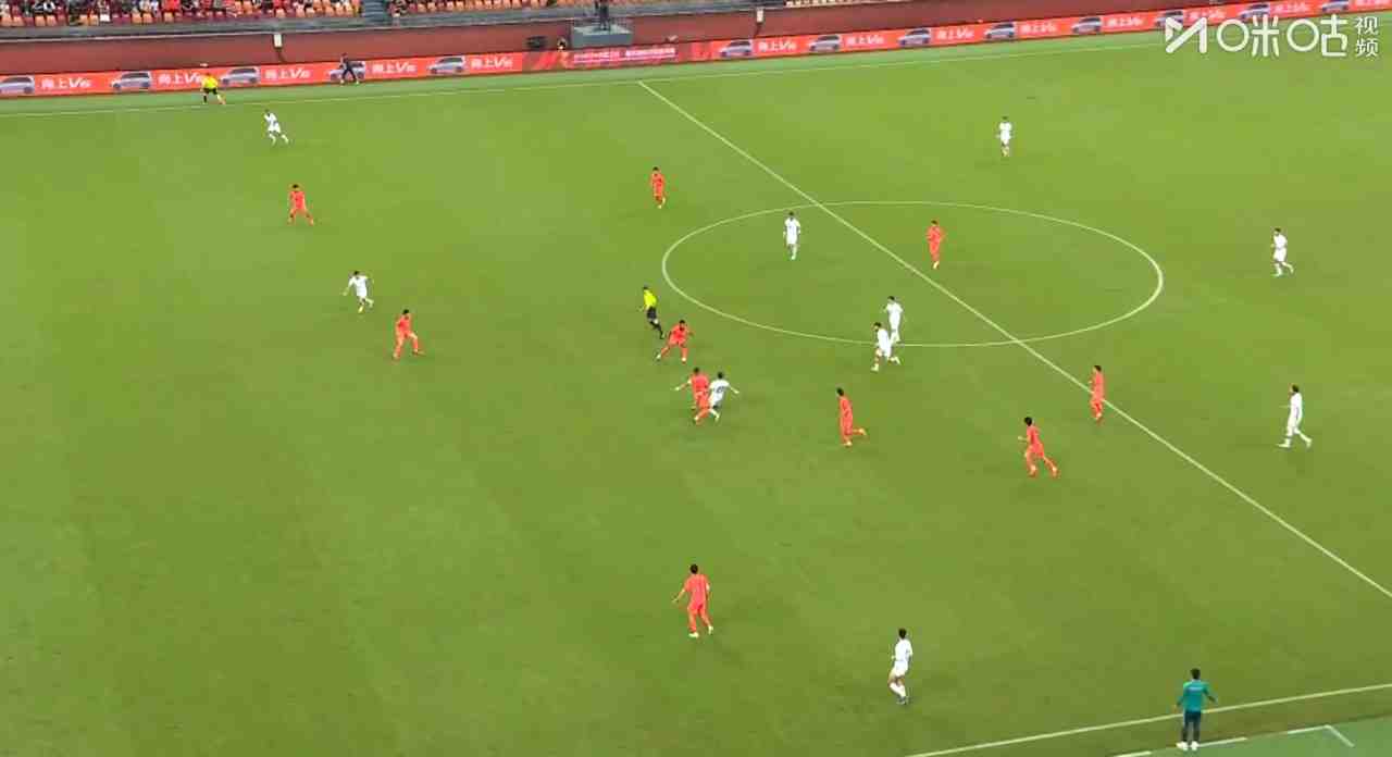 国足0-2落后!巴勒斯坦一脚直塞打穿后防单刀破门 国足6分钟丢2球